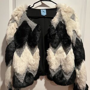❤️Free shipping this weekend! ❤️CeCe Black and White Chevron Teddy Jacket